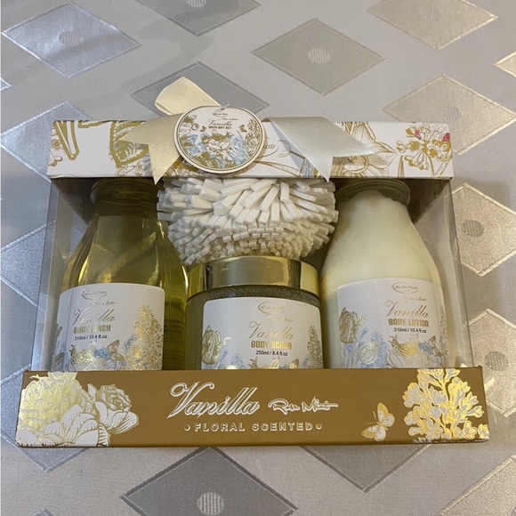Vanilla Bay Other - Vanilla Bay Gold and Cream Bath & Body Set